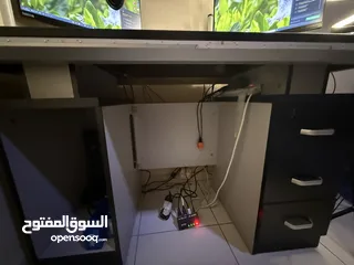  6 جهاز لابتوب hpمع شاشتين 168hz Lenovo مع طاولة gaming+كرسي gaming + اضاءة spotlight + جميع الملحقات