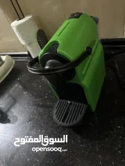  2 الماكينة هي Nespresso Inissia (نسبريسو إنيسيا)