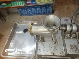  1 ماكينة لحمه حجم كبير مع 3مقاسة مع صحن ستانلس ستيل