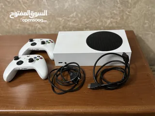  4 اكس بوكس سيريس إس مع إيدتين أصليات للبيع بسعر ممتاز والجهاز قابل للتفاوض بالسعر وحياكم الله جميعآ