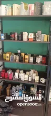  3 خزائن محل مع طاولات عرض ورفوف