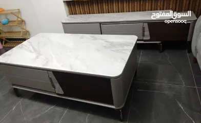  4 مزنون مع طاوله وسط فاخر جرانيت شبه جديد