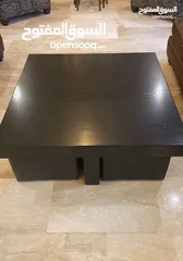  1 طاوله وسط مربعه الشكل لون اسود مع اربع مقاعد جلد