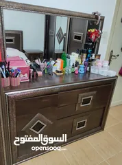 14 غرفة نوم و 2 طقم كنب