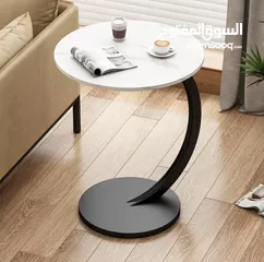  8 طاولة جانبية مستديرة على شكل حرف C، الحل المثالي لكل مكان! مصنوعة من لوح ليفي وحديد متوسط الكثافة.