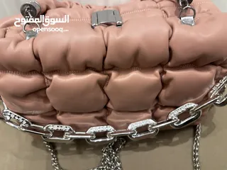  29 شنطة صغيرة زهرية أنيقة وأنيقة للبيع - مناسبة للمشاوير والطلعات  اليومية بحالة ممتازة ونظيفة جداً جيد