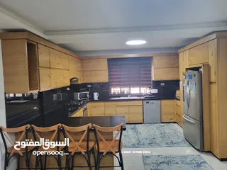  5 شقة 205 متر طابق اول بالقرب من كوكاكولا (نزول مخماس) مميزة جدا