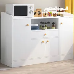  4 خزانة عملية مع مقابض خشبية بسيطة وأنيقة  تصميمها يجمع بين المساحات المغلقة والرفوف المفتوحة لسهولة