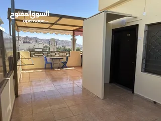  26 غرف وشقق فندقية نظيفة على البحر وبجانب السوق، موقع ممتاز، مطاعم، موقف عام، بلكونات، انترنت، مكيفات.