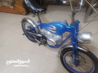  1 بايسكل على شكل دراجه ناريه للبيع وبي مجال أقره الوصف
