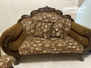  8 طقمين كنب للبيع بحالة ممتازة جدا للبيع بسبب ضيق المساحة
