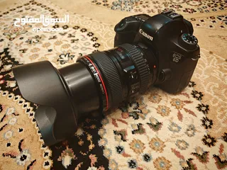  1 كاميرا Canon 6D مع 24-105 بحالة ممتازه