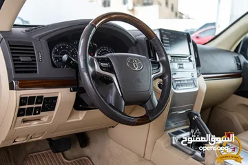  18 Toyota Land Cruiser 2017 Gx-r V8  السيارة بحالة الوكالة و قطعت مسافة 80,000 كم