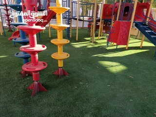  1 عشب صناعي (ترتان) وأشجار و ورد صناعي
