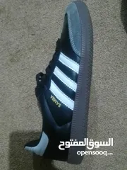  1 حذاء adidas (samba) مقاس 41 جديد للبيع 15 دينار