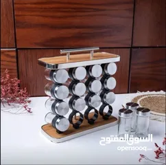  2 ستاند توابل خشبي بـ 16 برطمان – لمطبخ أنيق ومرتب! الستاند مصنوع من خشب راقٍ مع حواف ومقبض من الستانل