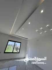  2 اخر شقة ارضية مع كراج خاص و ترس في طريق المطار خلف المدارس العالمية