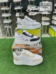  9 أحذية بسعر العرض