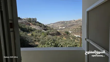  10 يتوفر لدينا شقة مع سطح مع جنانه للبيع اول قرية تل قبل المجلس القروي