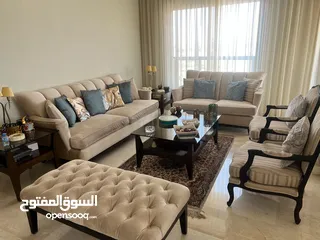  5 طقم كنب صالون بحالة ممتازة مع طاولات وسط و جانبيتين للبيع