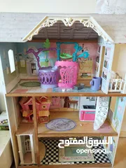  1 Doll house with lift