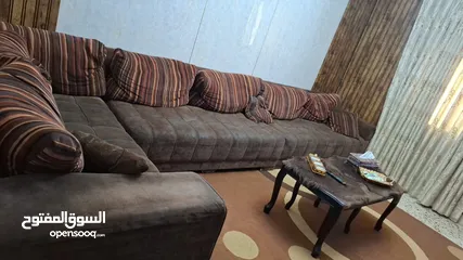  1 كورنر L وسجادة وطاولة وسط ومكيف وثريا