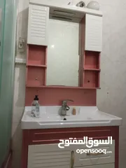  5 مغسلة عصرية مع خزانة بحالة ممتازة