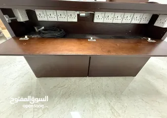  1 مكتب خشب لاتيه للبيع