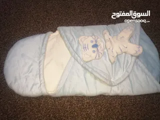  1 فستان بناتي قطعتين استعمال مره واحدة مع كندرة استعمال مرة حماله بيبي كوتات شبه جديد