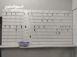  2 رفوف خشب للبيع + لواح تعليق خشب مع علاقات