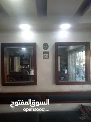  1 ديكور صالون حلاقه كامل مع الكراسي والمغسله والفرش شامل كل شي بالمحل باستثناء العده اليدويه