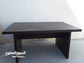  1 طاولة صغيرة