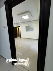  5 مكتب 100م فارغ للإيجار في شارع مكة بجانب الضمان الاجتماعي على الشارع الرئيسي