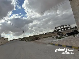  5 مجمع تجاري وطابق سكني  مساحة البناء الأرضي (المجمع) 400م مربع والطابق الأول (سكني) 150م مربع