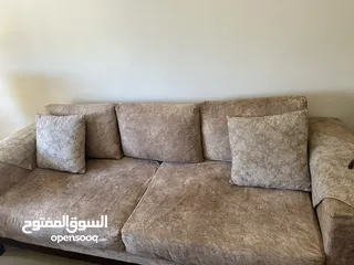  3 غرفة جلوس كاملة بحالة جيده جدا طقم كنب مريح وعملي وخاصة للاطفال مساحة عريضة للجلوس سهل الفك والغسيل