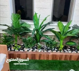  6 عماله فنيه في تركيب العشب الصناعي