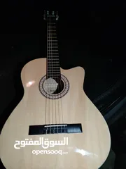  5 جيتار مستعمل اقل من اسبوع بحالة ممتازة جدا فيه مدخل للسماعة والسبيكر وفيه ازرار للتحكم بالصوت
