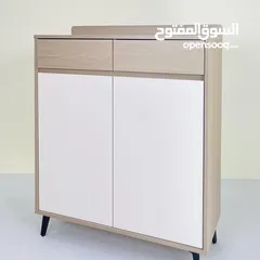  6 خزانة مودرن أوروبية أنيقة بلون بيج وسكري، مع درجين علويين وأبواب سفلية برفوف مرتبة.  أرجل حديدية