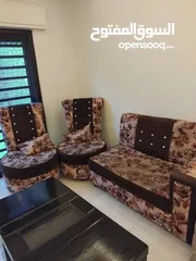  3 طقم كورنر بحالة ممتازة مع طاولة