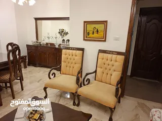  3 طقم كنب امريكي بحالة جيدة مع طاولة سفرة مع فضية و درسوار و مراة و كونسول
