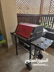  1 مشوى ( Grill ) غاز أمريكي أصلي ( ويبر ) للبيع بداعي السفر