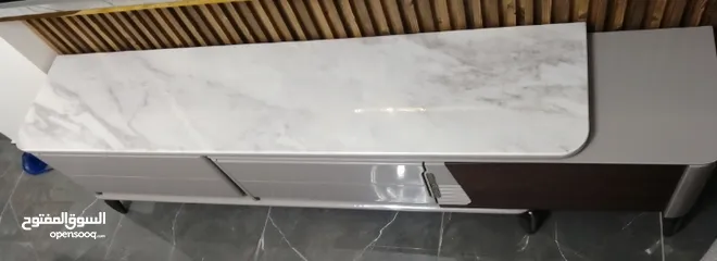  6 مزنون مع طاوله وسط فاخر جرانيت شبه جديد