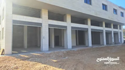  6 مخازن للايجار في موقع مميز