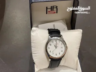  28 ساعة جلد سوداء أنيقة بتصميم كلاسيكي عصري، تجمع بين الفخامة والبساطة لتكمل أناقتك راقيه وحلوة جميلةة