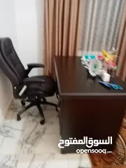 3 كرسي مدير ومكتب وخزانة
