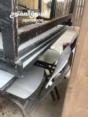  2 مقاعد وطاولات شبه جديد كميه كبيره