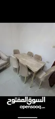  1 طاولة طعام فاخرة بتصميم عصري وأنيق