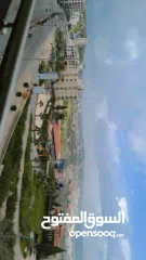  5 شقه بأطلاله رائعه للبيع موقع حيوي بجانب الفنادق