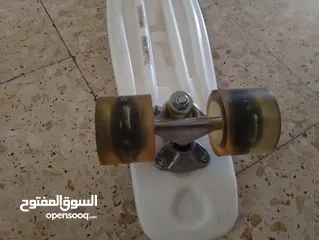  8 سكيت عجلات عضم للبيع لون ازرق في حالة الجديد