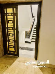  3 مخزن في شارع دبي للايجار درجة اوله باب مستقل